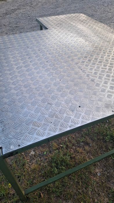 Stoły warsztatowe pokryte blachą aluminiową ryflowaną