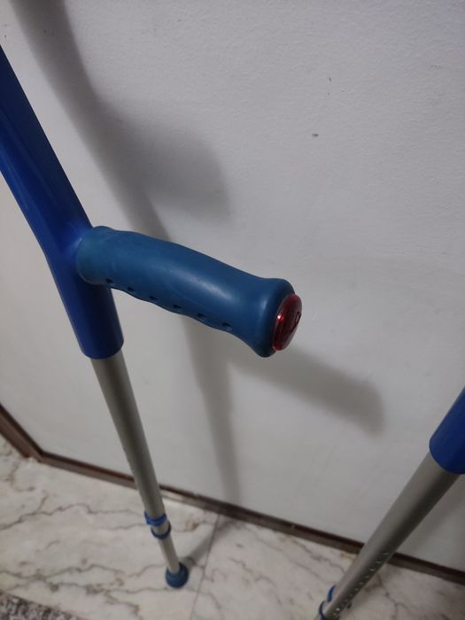 Duas canadianas com amortecedores