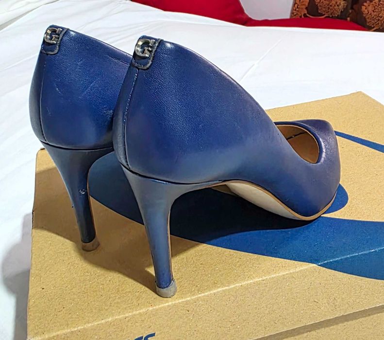 Sapatos Guess Tamanho 36 novos,