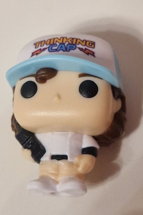 Dustin Stranger Things figurka z Kinder Joy