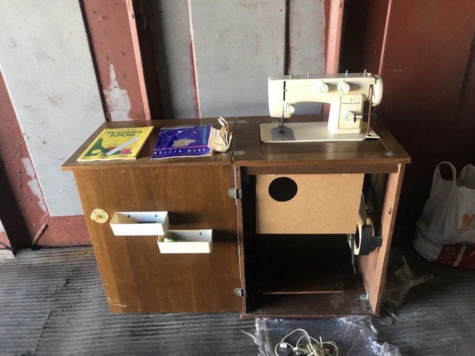 Продам швейну машинку Чайка 142-М