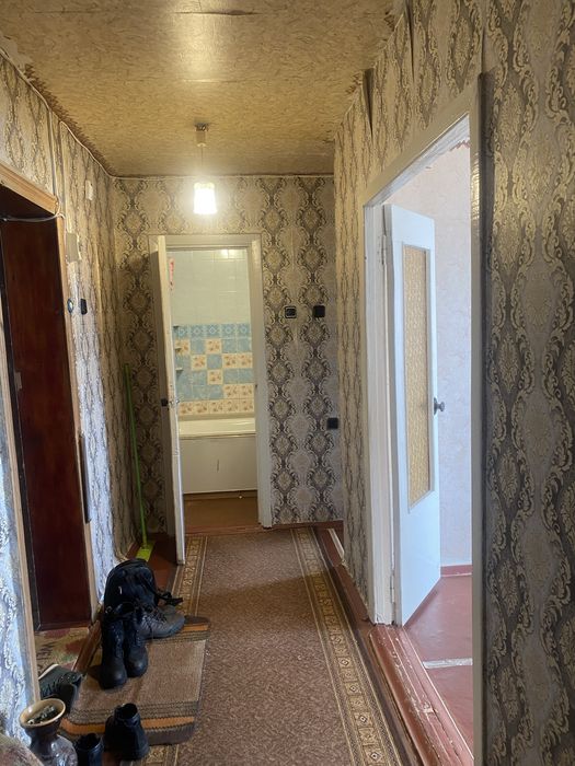 Продам 2-х кім.кв на 4-му районі .