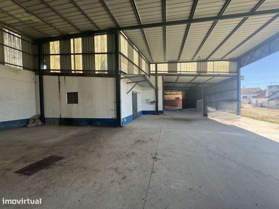 Armazéns perto de acesso as principais auto-estradas do Pais