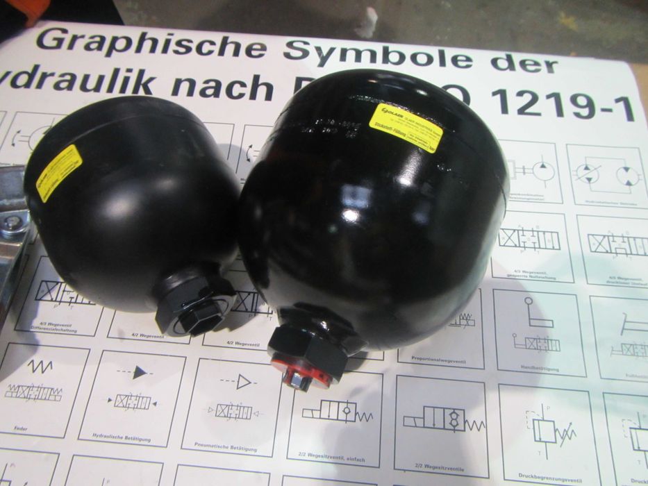 Продам гідроаккумулятори для спецтехніки Roth Hydraulics, Hydac, Saip