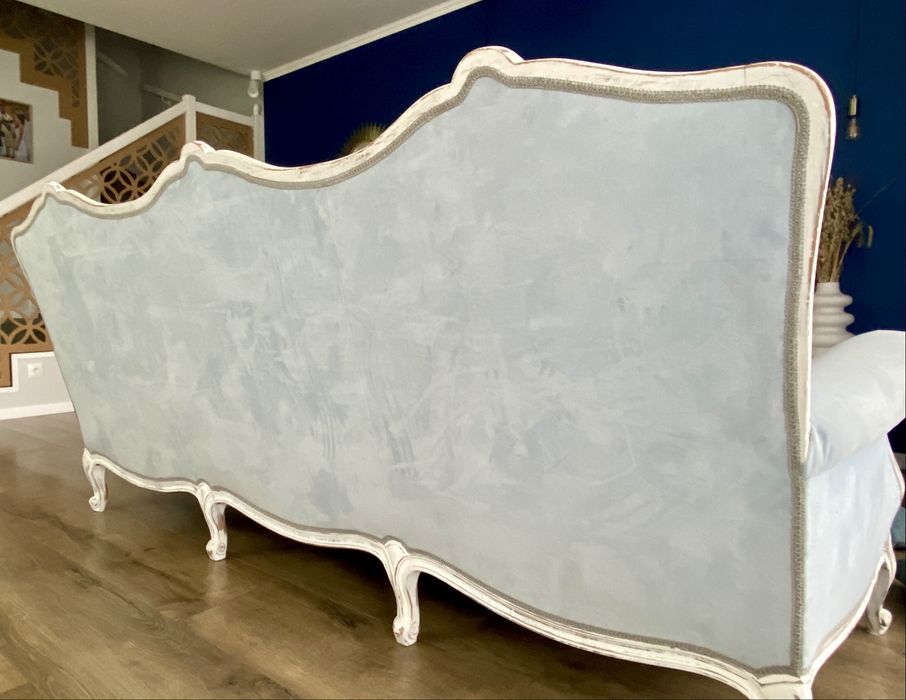 Błękitna francuska sofa