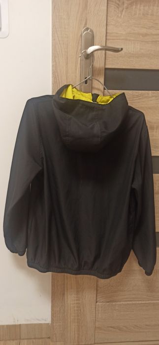 Czarna bluza sportowa zapinana na suwak