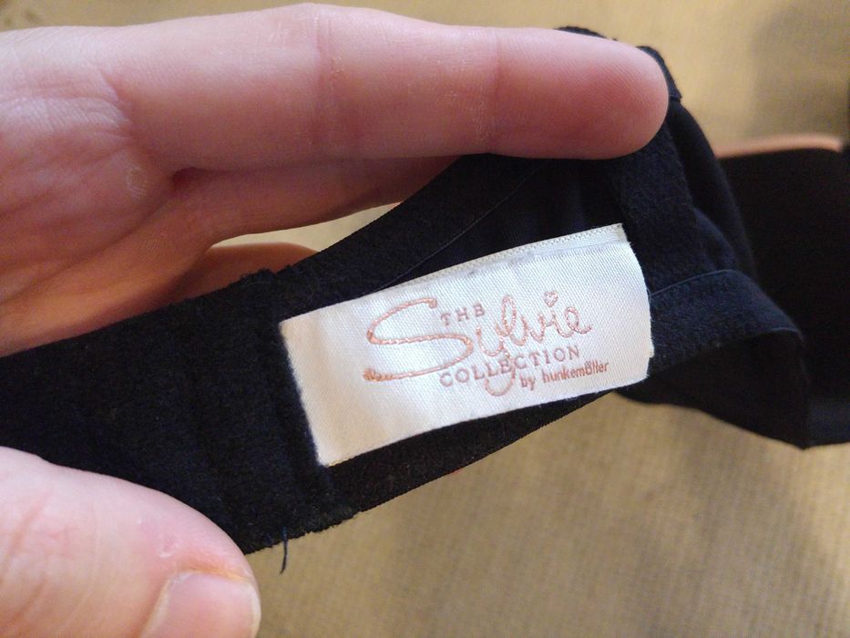 Biustonosz w kolorze czarnym