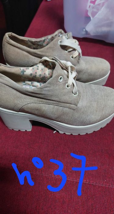 Vários sapatos em muito bom estado.  Alguns nunca foram usados.