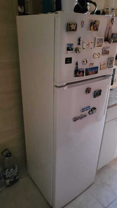 Frigorífico com congelador