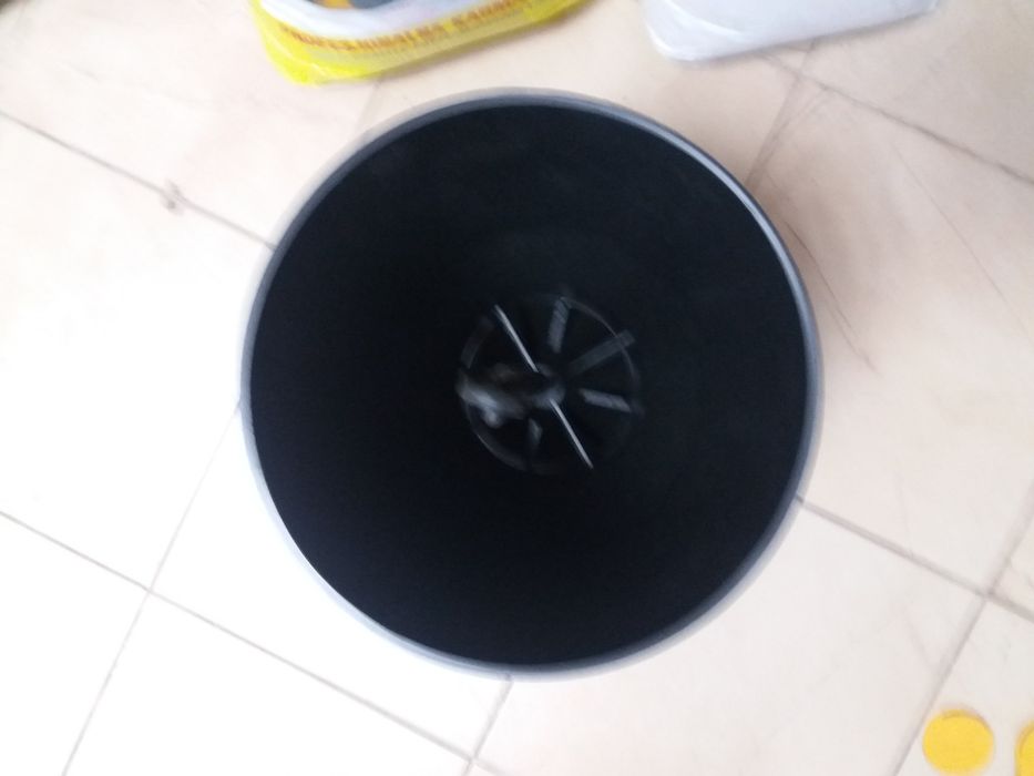 Karmnik zasypowy 10kg. dla kur, pawi, kaczek, gołębi.