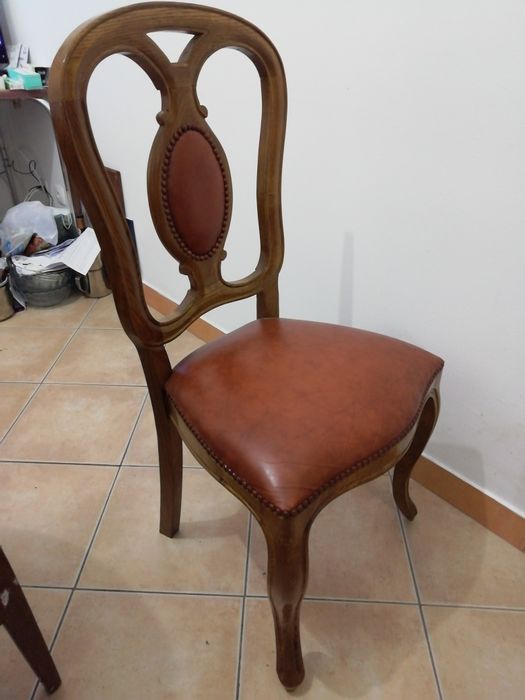 Sofá em pele, 250eu. Aparador mais mesa extensível 600eu. Cadeiras 30e