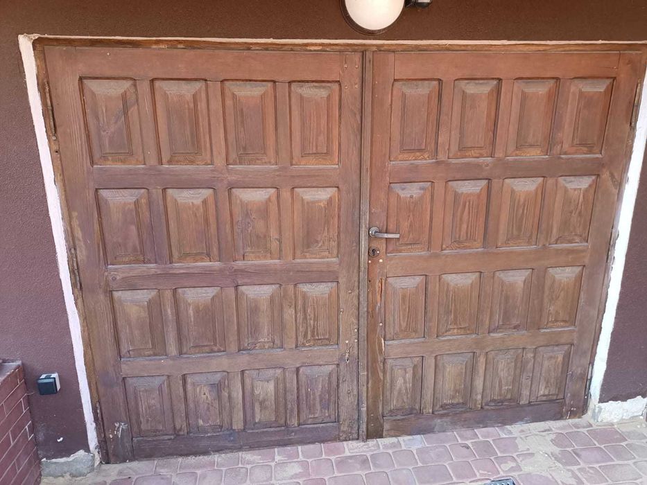 Brama garażowa z futryną