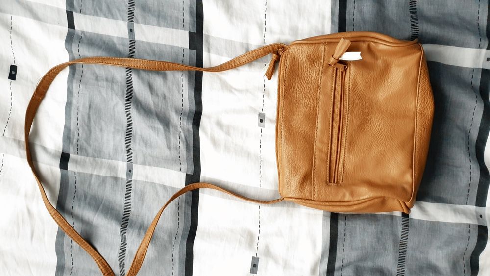 Piekna mała brązowa torebka do renowacji