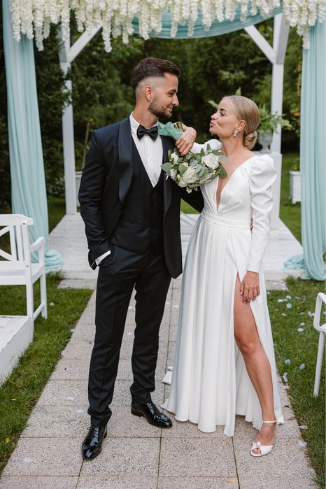 Suknia slubna miniamlistyczna prosta elegancka