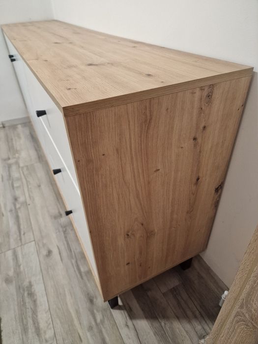 Biało drewniana komoda