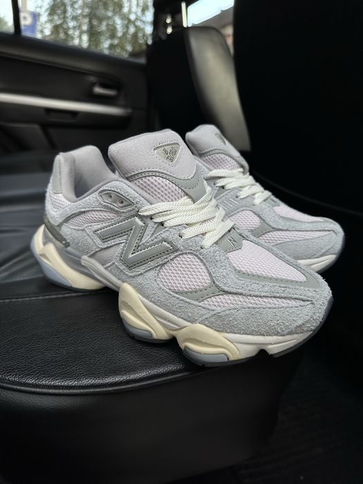 New Balance 9060 light grey жіночі замшеві кросівки світло сірі