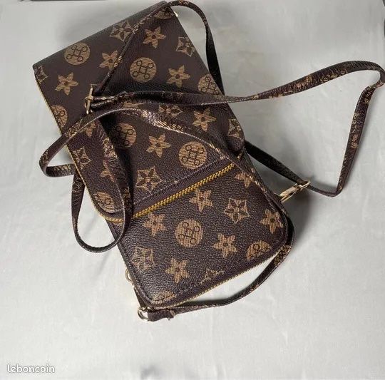 Жіноча коричнева сумка-гаманець.