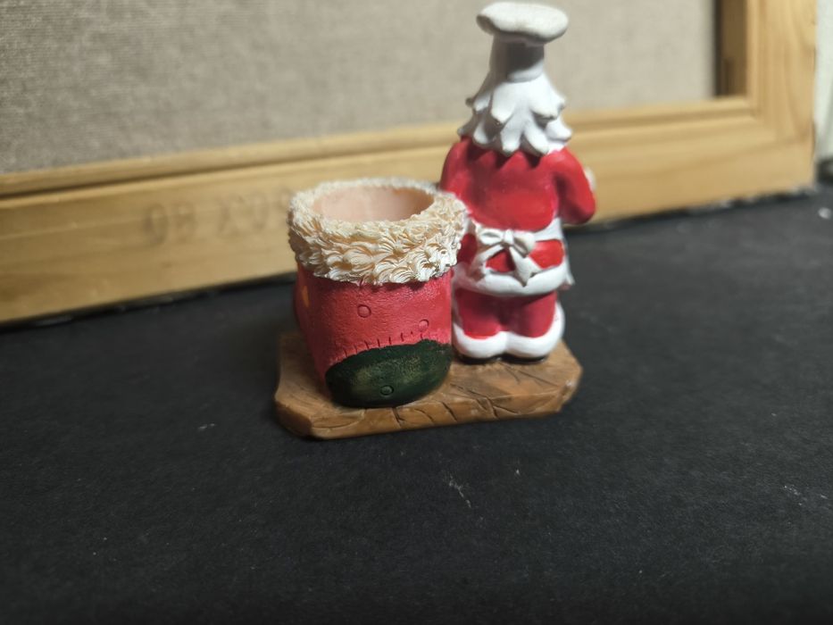Suporte de velas Pai Natal
Suporte decorativo com tema de Pai Natal.
-