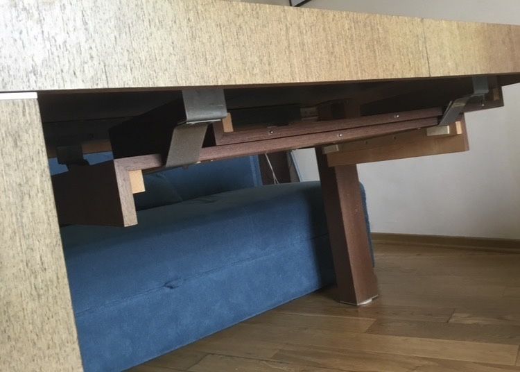Duży brązowy stół do salonu lub jadalni