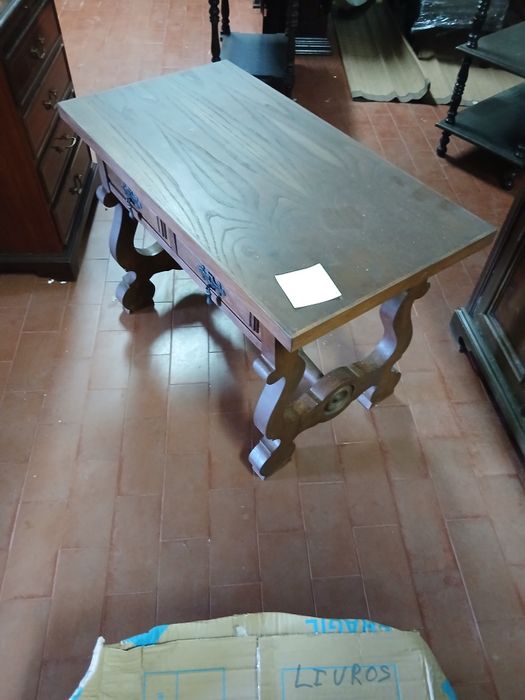 Mesa de centro com 2 gavetas em madeira maciça