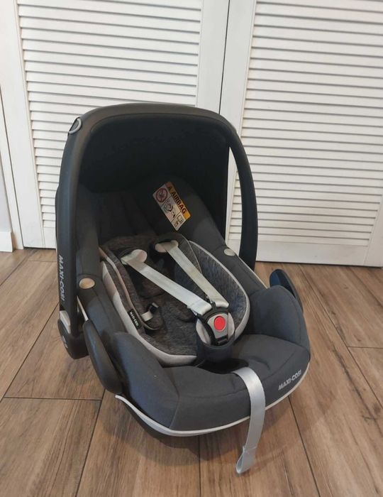 Fotelik Maxi-Cosi Pebble Pro z bazą FamilyFix i wkładką dla noworodka