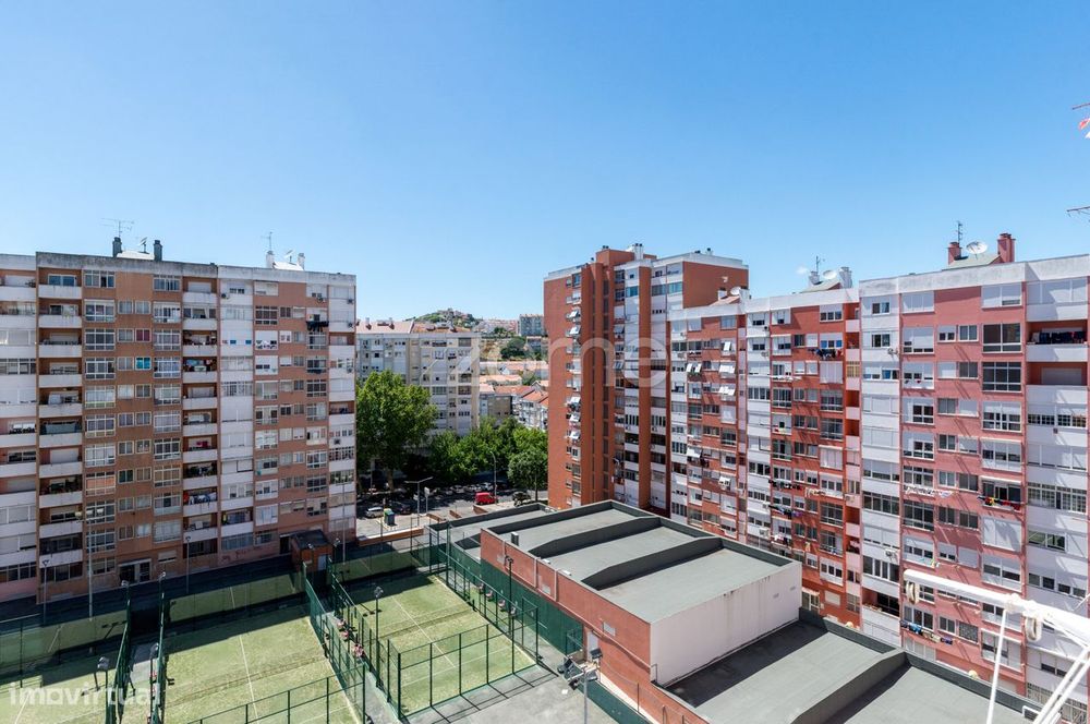 Apartamento T3 em Alfornelos — junto ao Metro