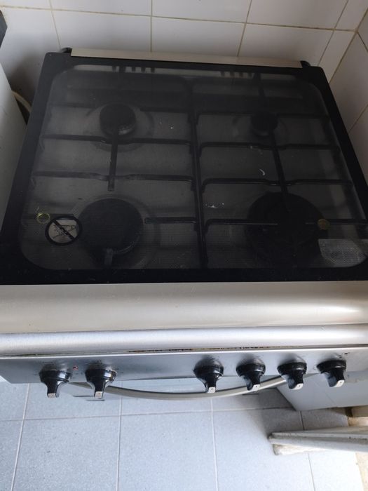 Fogão a gás e forno elétrico