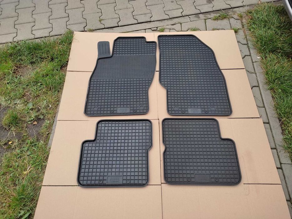 FIAT GRANDE PUNTO NOWE ORYGINALNE Dywaniki gumowe dopasowane korytka