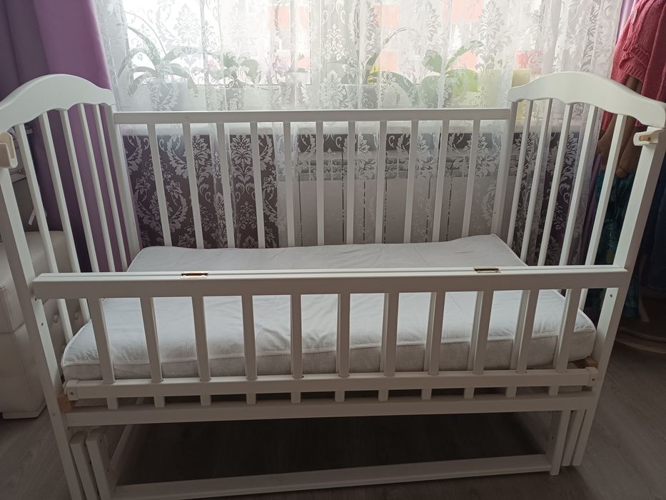 Ліжко дитяче з маятником