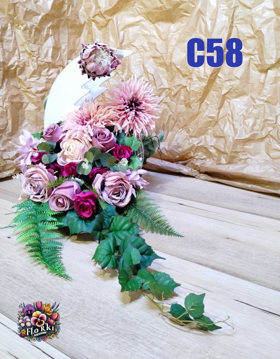 Stojąca kompozycja nagrobna, stroik na cmentarz, wiązanka na pomnik