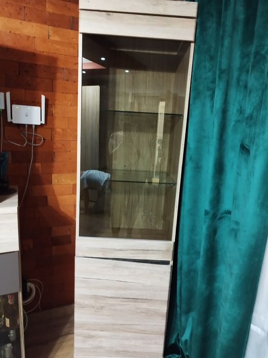 Piękna nowoczesna witryna za szkłem