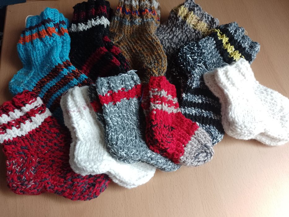 Шкарпетки ручної роботи для самих маленьких дітей. Ручна робота