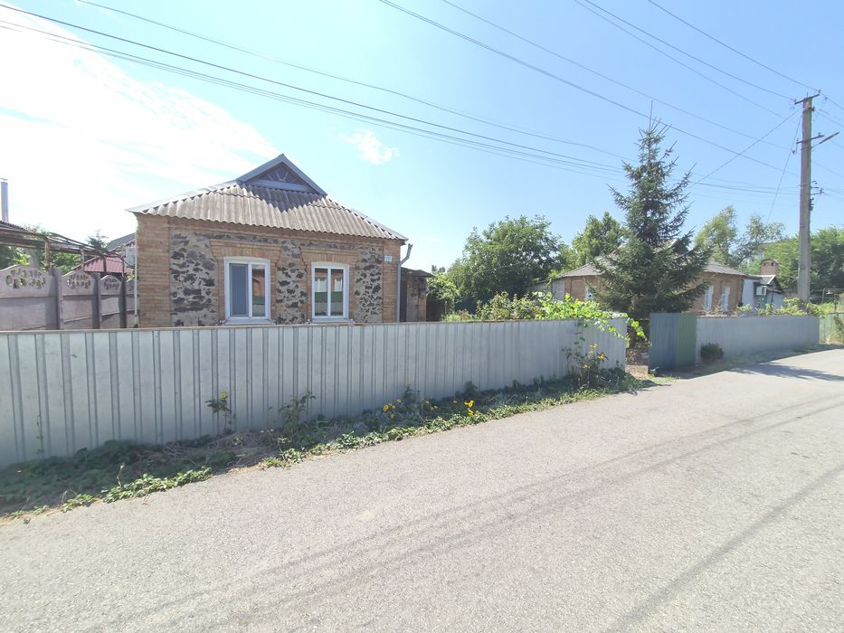 Продаж будинку. Ластівка. Вулиця Баха. Початок вулиці.