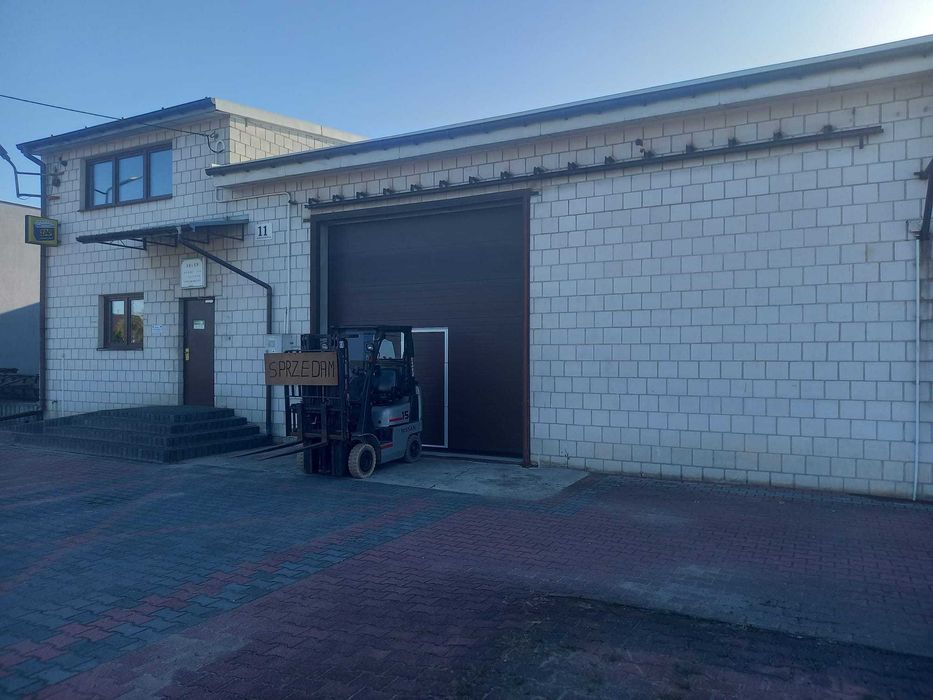 Nieruchomość z budynkiem użytkowym w Warce