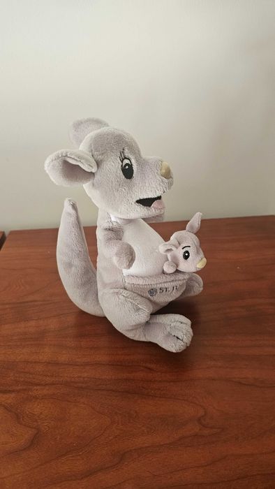 Boneco peluche canguru com bebé