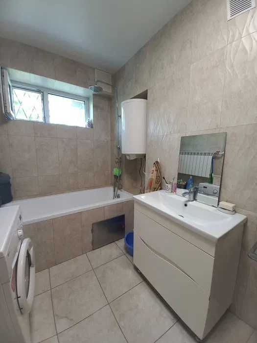 (13)Продам просторий 2-поверховий будинок в центрі с. Молодіжне.