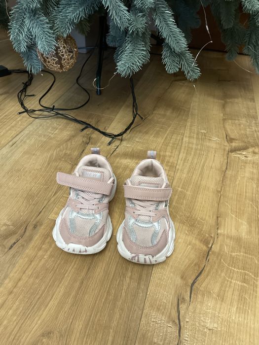 Кросівки на дівчинку