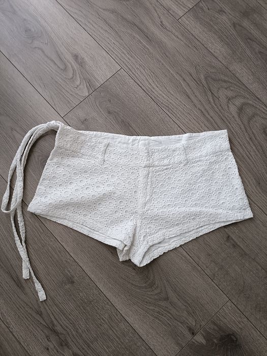 Krótkie spodenki haftowane z paskiem S/M