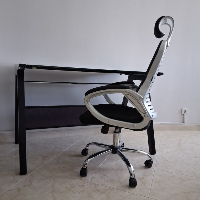 Secretaria com cadeira e candeeiro