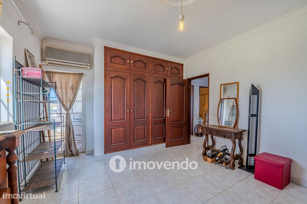 Moradia T4, com áreas amplas e jardim, em Faro