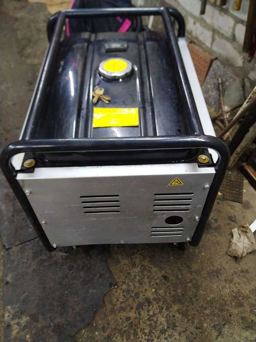 Продам генератор 6 кВт 3 фазы 220/380в