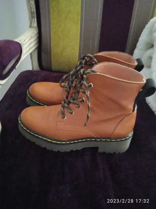 Botas camel em pele da Riuka