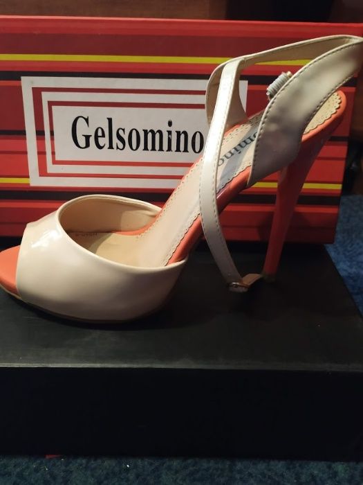 Женские босоножки