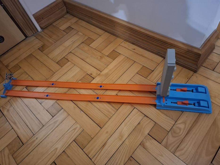 Hot Wheels Action Rywalizacja Mistrzów (model GJM75).