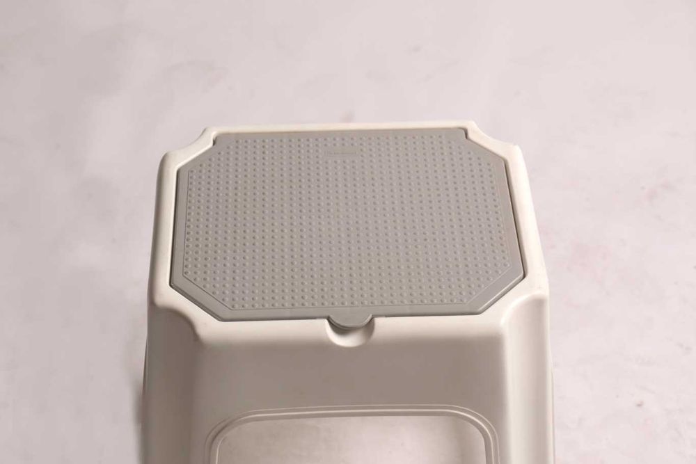 Banco de apoio com cofre - Qtd. 7 Und.