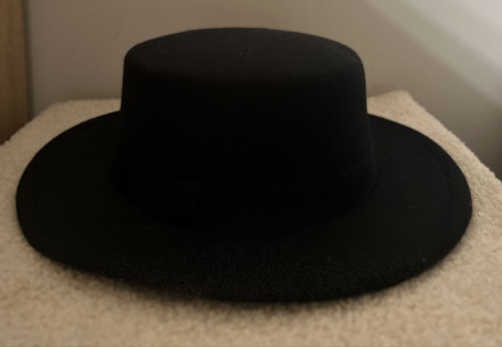 Kapelusz czarny na jesień