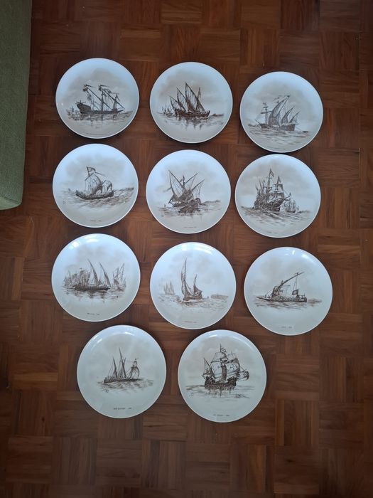 Conjunto de 11 pratos decorativos.