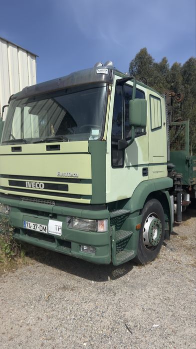 Carro 3 eixos com grua