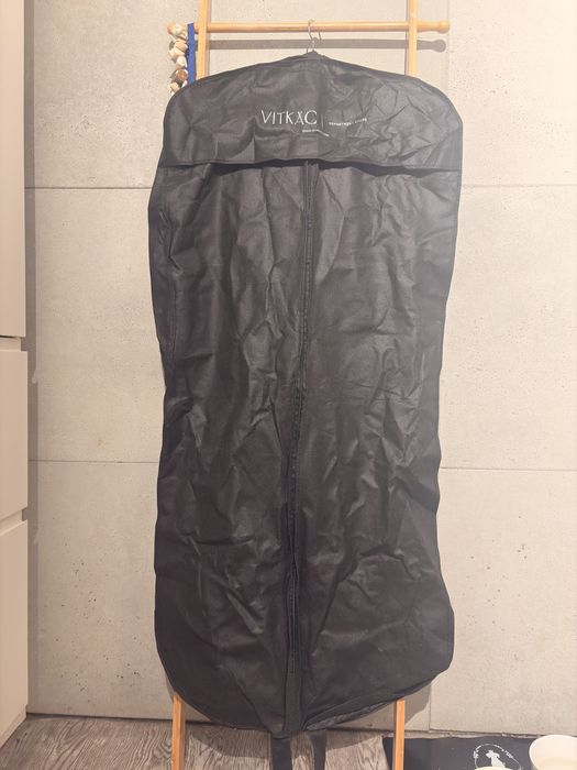 Czarny pokrowiec na ubranie VITKAC – garnitur lub długa sukienka