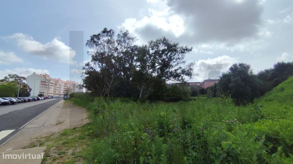 Terreno Urbano | 225 m2 de construção| Oportunidade Única em Zona de E